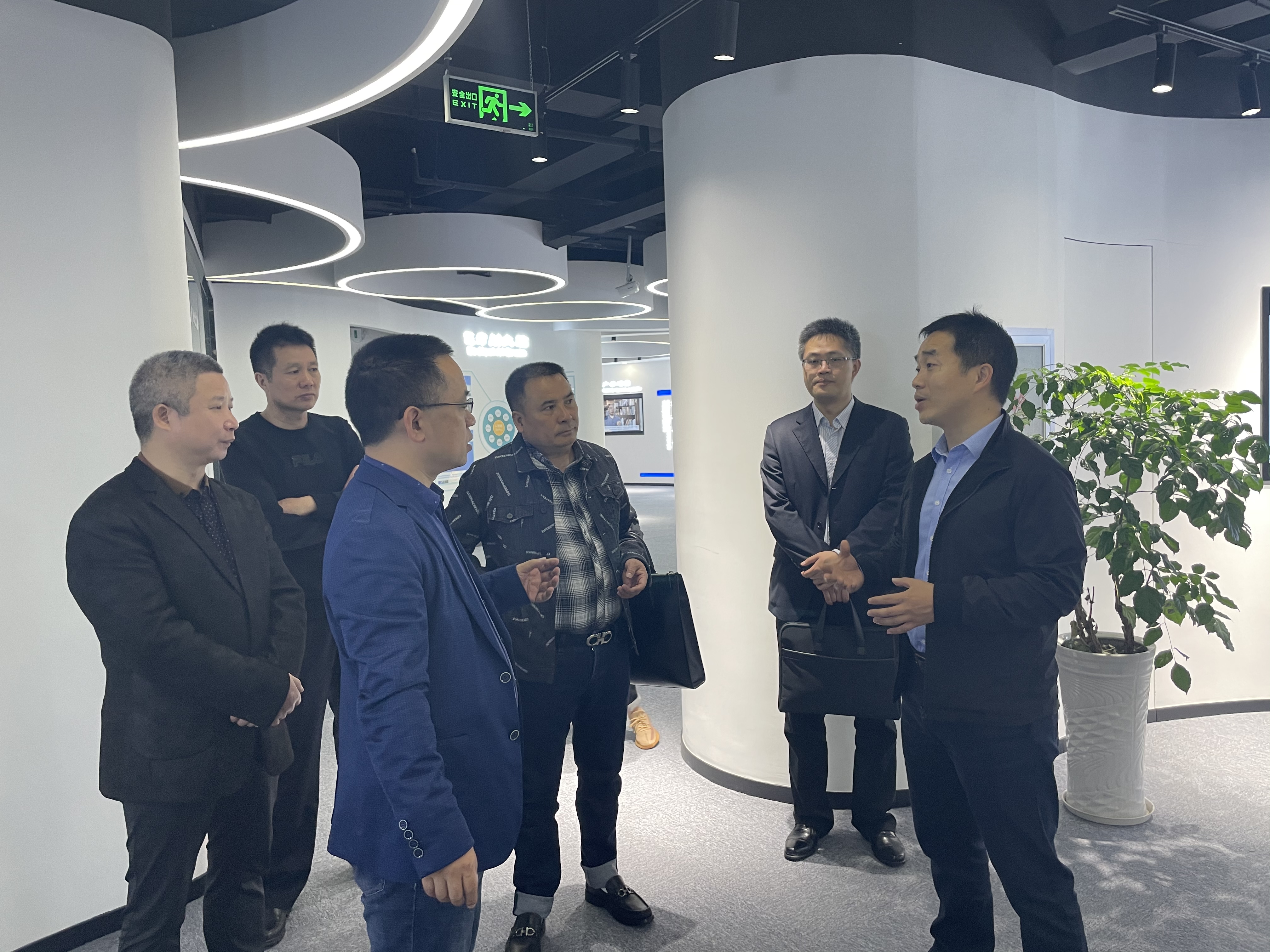 鄭州市鄭東新區(qū)、中原科技城領(lǐng)導(dǎo)一行蒞臨健培科技考察調(diào)研